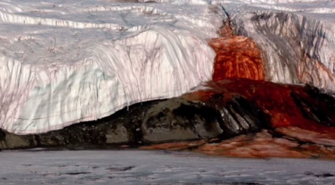 Antarktische Blutfälle und 99 weitere verrückte Orte (Video)